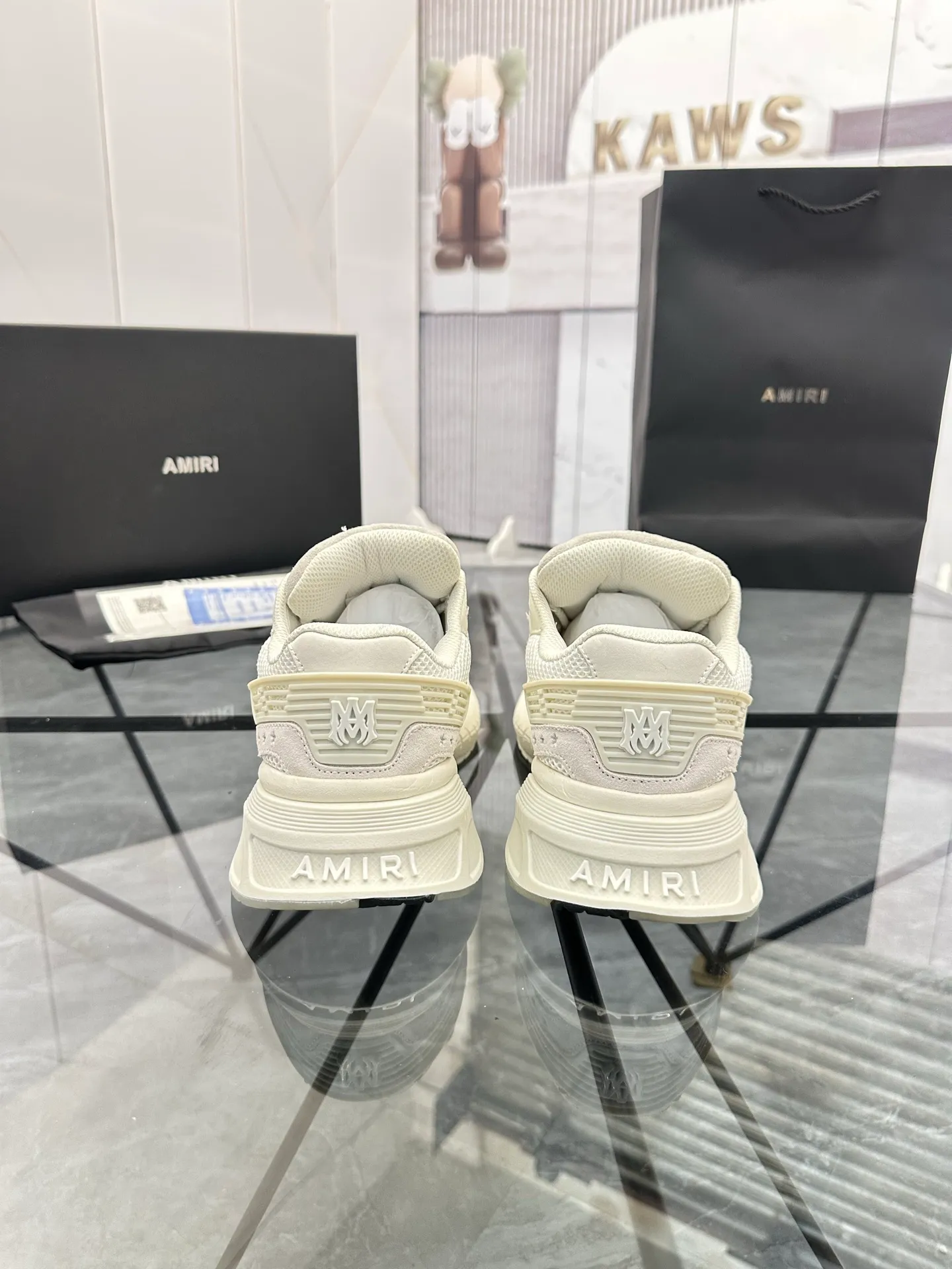 Men's shoes: 💰P720¥ Guangzhou top quality Product trademark: AMIRI* "Amir*" low-top casual shoes Regular size: 39-44 (can be customized to 45) Product materials: upper imported first-layer cowhide stitching original material, breathable lining, original outsole. Number: 525